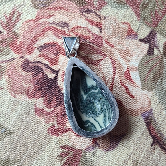 Green and white zebra jasper silver pendant - Picture 5 of 9